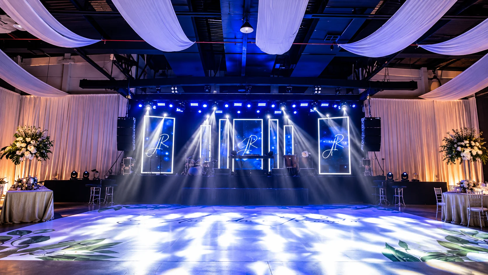Iluminación profesional en salón de eventos · Truca Eventos
